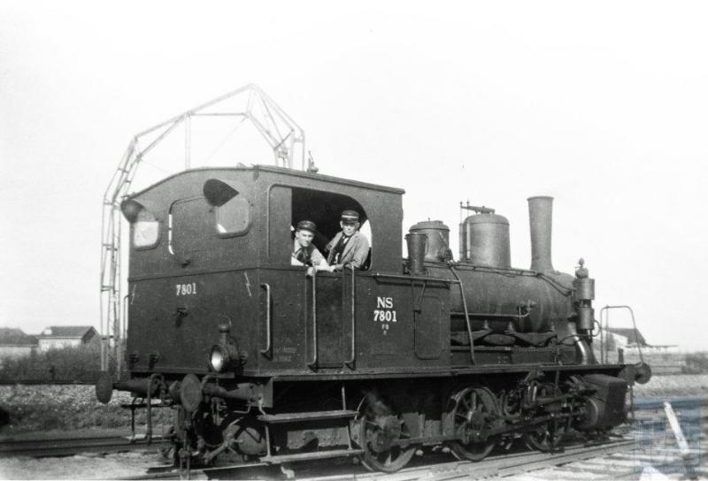 Zes sikken kwamen ongeschonden uit de oorlog: veel te weinig natuurlijk. Aan de bestelling van nieuwe rangeerlocs zat een behoorlijke levertijd, want veel fabrikanten kampten ook nog met de naweeën van de oorlog. Daarom kocht NS in Zwitserland een vijftal stoomlocomotieven van de SBB, die bij NS genummerd werden van 7801 tot en met 7805. Op de foto bij Rotterdam DP zien we de 7801, die bij de SBB het nummer 8424 droeg. Stoomlocomotieven voor rangeerwerk waren echter al uit de tijd, zodat NS zodra het kon dit vijftal aan de kant zette: al in 1948. (foto 509.036; 19-4-1946)