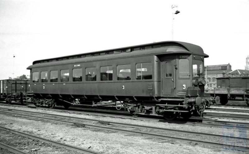 De fraaie elektrische treinen van het eerste uur, die van de Hofpleinlijn ex-ZHESM, keerden na de oorlog helaas niet meer terug. Op het traject van Rotterdam naar Den Haag HS en Scheveningen reden na de oorlog aanvankelijk stoomlocomotieven met ZHESM-rijtuigen. Samensteller van deze wisselexpo heeft zo nog gereisd: de rijtuigen hadden langsbanken maar omdat ze er breed genoeg voor waren, ook nog een rij banken in het midden. Zij werden ook elders in het land ingezet: op de foto stuurstandrijtuig NC Cesz 8043 te Utrecht. Het rijtuig ziet er spic en span uit. De foto dateert dan ook al van enkele jaren na de oorlog. (foto 509.290; 20-9-1948)