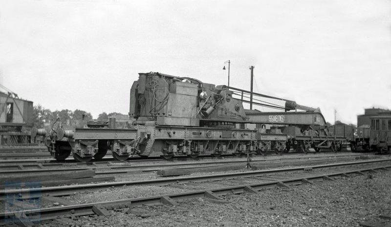 Voor de wederopbouw van het spoorwegnet was natuurlijk ook verschillend werkmaterieel nodig. De Britten kwamen de NS te hulp met het beschikbaar stellen van deze op elf assen rustende gigantische stoomkraan, in 1943 door Cowans Sheldon & Co. Ltd te Carlisle gebouwd. Hier staat de kraan in Hengelo met het ingewikkelde nummer SSIV/TN 539 erop gekalkt. Het officiële nummer zou zijn WD 226. WD staat voor War Department: het is dus duidelijk dat de kraan gebouwd is voor hulp bij de oorlogsvoering tegen Duitsland. (foto W.D.J. Cramer 119.447; 24-6-1945)