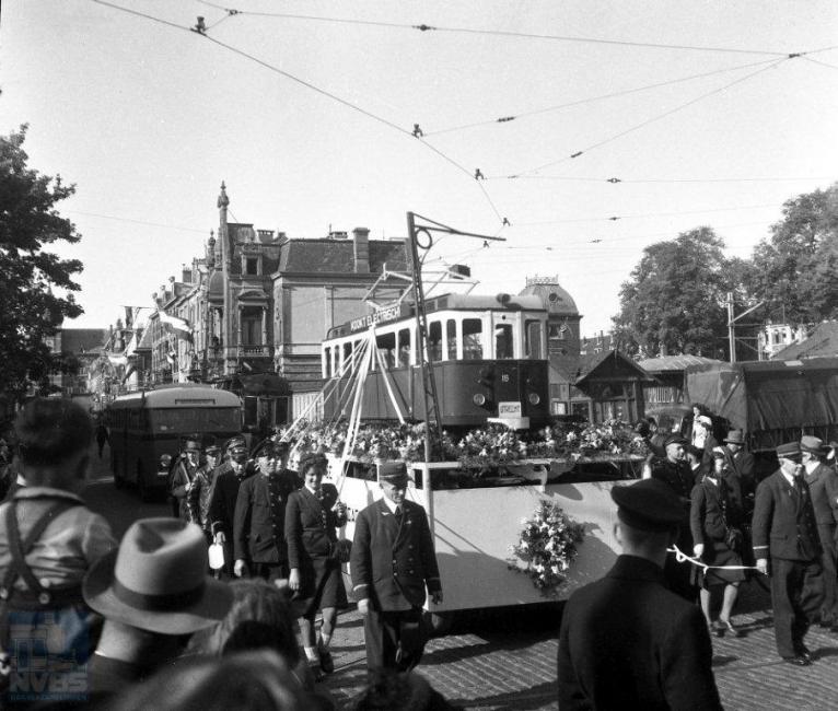 Precies een jaar na de bevrijding vond er in Utrecht een praalwagenoptocht plaats ter herdenking. Ook de NBM deed hier aan mee: met een wagen waarop een nepmotorwagen 16 stond gemonteerd. Hier gefotografeerd in de F.C. Dondersstraat. Waarom de NBM die toen nog naar Zeist reed niet met een echte motorwagen mee deed, is een raadsel. Een echte tram is nog achter de praalwagen te ontwaren. Toen de NBM in 1949 de tramdienst naar Zeist staakte, ging de echte 16 met nog enkele andere naar Mönchen Gladbach. Vier jaar na de bevrijding ging Nederlands materieel dus alweer vrijwillig naar het oosten… (foto 129.547; 4-5-1946)