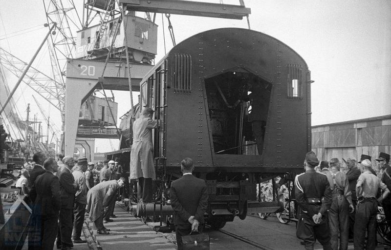 Naast de sneltreinlocomotieven serie 4000 van het plaatje op de Moerdijkbrug betrok NS al eerder, kort na de bevrijding, ook goederenlocomotieven uit Zweden genummerd in de serie 4700. Ook deze zijn gebouwd bij Nohab.Over zee kwamen de locs vanuit Zweden in Rotterdam aan: hier vindt ontscheping plaats in de Merwedehaven. We zien op de foto loc 4703 van achteren, waarbij de goed afgeschermde machinistencabine duidelijk opvalt. Voor het Nederlandse klimaat misschien wat overdreven, maar deze machines zijn gebouwd naar een bestaand ontwerp van in Zweden dienstdoende locomotieven. (foto J.J. Overwater; 24-7-1945)