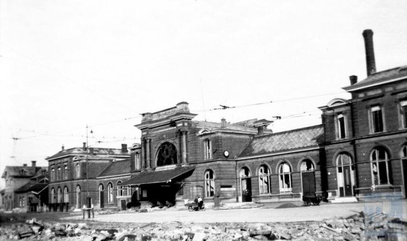 Niet alleen baanvakken en materieel waren vernield, ook veel stationsgebouwen. Station Leiden hier op de foto moet het stellen zonder één glasruit in de ramen, naast nog andere beschadigingen. Volgens het NS jaarverslag over 1945 waren er 72 stations vernield of zwaar beschadigd. (foto 509.628; 21-6-1945)