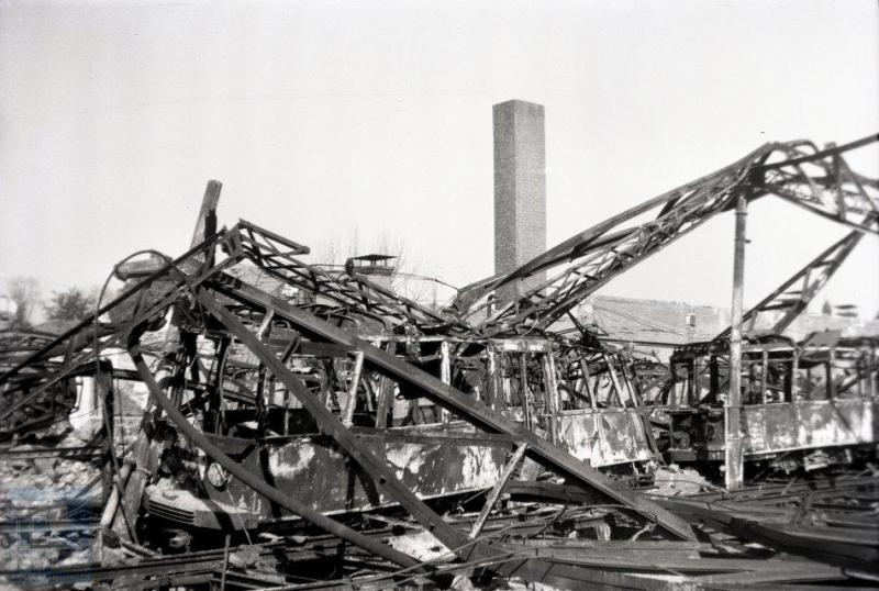 Van de Nederlandse trambedrijven heeft de GETA, de gemeente Elektrische Tram Arnhem, wel het meest te lijden gehad van de oorlog. Arnhem beschikte volgens velen over de mooiste vierassige motorwagens, gebouwd door Beijnes in 1929, waarvan er vele samen met ouder materieel door een voltreffer op de remise aan de Westervoortschedijk verloren zijn gegaan. Dit moet gebeurd zijn ten tijde van de Slag om Arnhem, 18 of 19 september 1944. Op de foto onder andere motorwagen 70, een van de slachtoffers. De stad en de trambanen waren eveneens dermate beschadigd, dat de tram na de oorlog niet meer in het straatbeeld is teruggekomen. Gelukkig rijden er nog wel steeds trolleybussen. En niet te vergeten replica motorwagen 76 in het Openluchtmuseum . Ook de elektrisch tramlijn in Zeeland tussen Middelburg en Vlissingen was zodanig vernield, dat men geen heil zag in herstel en er bussen op dit traject werden ingezet. Het nog bruikbare rollend materieel ging naar de NBM. (foto 129.069; 28-8-1945)