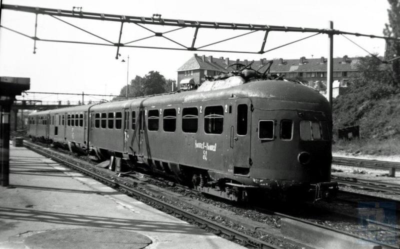 Veel spoor-en trammaterieel is in de oorlogsjaren weggevoerd naar Duitsland. Gelukkig is het meeste daarvan na de oorlog teruggekomen, maar wel in deerlijk gehavende staat. Ook het NS treinstel ELD3 422 was op weg naar Duitsland maar strandde in Arnhem waar op dat moment zwaar werd gevochten. Het stel bleef weliswaar in Nederland, maar er moest toch na de bevrijding heel wat aan gebeuren voor het weer toonbaar en rijdbaar was. (foto 509.377; 28-8-1945)