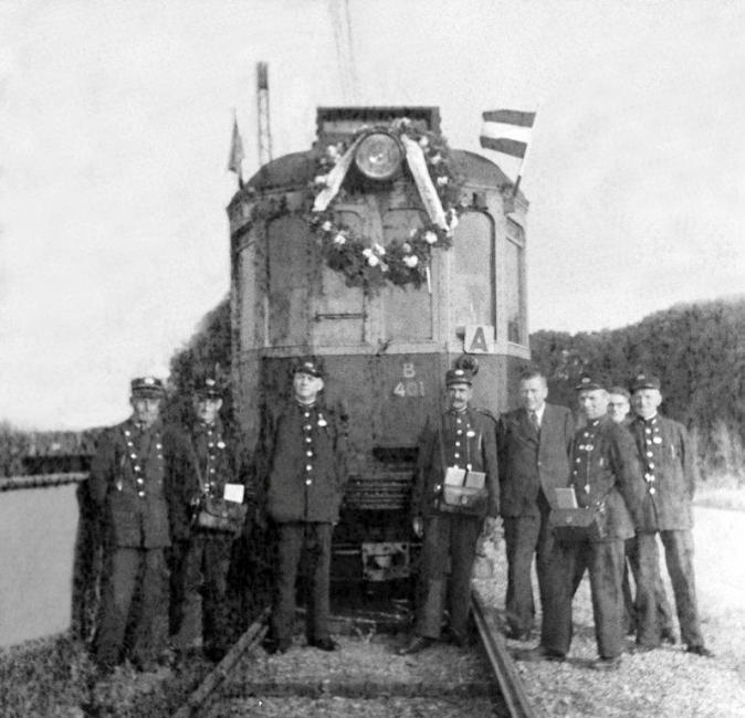 Eindelijk is het dan zo ver: de trams gaan weer rijden! Dat geldt ook voor de NZH. Hier poseert het personeel op de Sandtlaan te Rijnsburg voor de allereerste tram die op het traject Leiden-Noordwijk in dienst kwam. We zien het stuurstandrijtuig B 401. (foto 130.190; 25-6-1945)