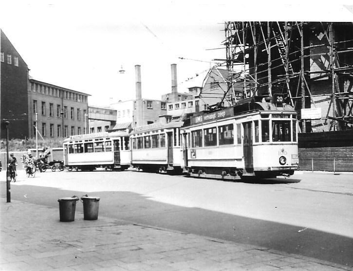 Ook de Nederlandse stadstrambedrijven gingen meteen na de bevrijding flink aan de slag. In Den Haag had dit tot gevolg dat de trams die na 17 november 1944 niet meer hadden gereden, op 11 juni 1945 weer op de rails verschenen. Althans op een aantal lijnen, niet op alle. Op de foto zien we op de derde dag dat er weer gereden werd lijn 20 bestaande uit ombouwer 100 met de aanhangwagens 612 en 608 bij het beginpunt aan de Riviervischmarkt. Als je goed kijkt kun je zien dat de tram geheel verlaten is: geen bestuurder, geen passagiers. De eerste tijd was er namelijk sprake van stroomrantsoenering waar ook de HTM aan werd gehouden: trams stonden midden op de dag een paar uur stil. (foto J. Voerman 148.504; 13-6-1945)