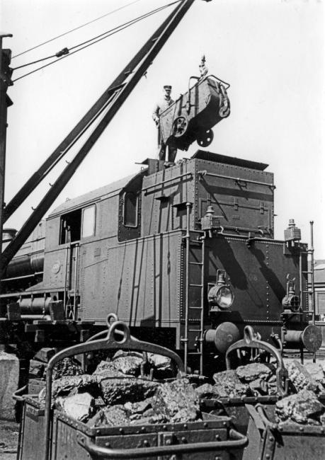 Een locomotief uit de serie 6300 wordt met steenkool beladen. De locs uit deze serie waren z.g. tenderlocs, d.w.z. dat de steenkolen in de locomotief zelf werden meegevoerd, i.p.v. in een aparte kolentender.