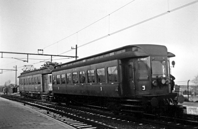 Een elektrische reizigerstrein van NS, bestaande uit voormalig ZHESM-materieel