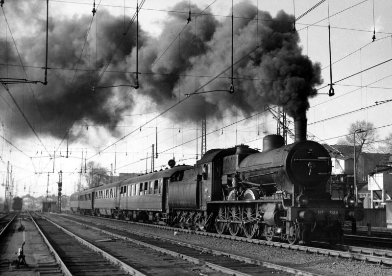 Extra trein t.g.v. de Utrechtse Jaarbeurs bij vertrek naar′s-Hertogenbosch, loc 3819, winter 1957/58