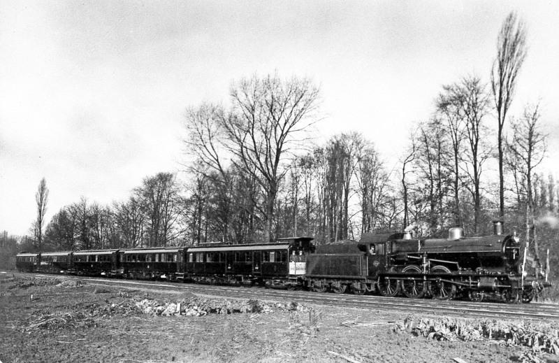 De koninklijke trein, bestaande uit vijf rijtuigen, getrokken door stoomlocomotief NS 3735, te Utrecht. Een foto uit 1925.