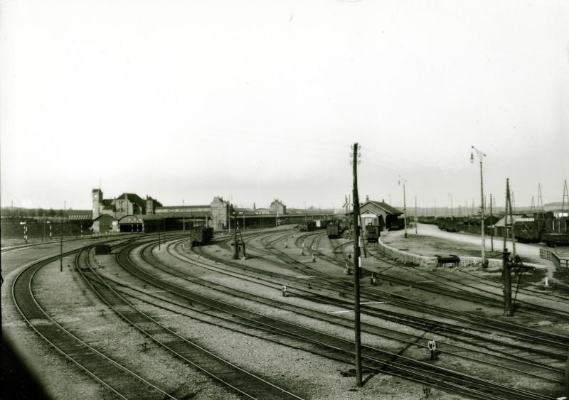 Blik op het station van Amersfoort uit oostelijke richting gezien.De foto is genomen in 1910.