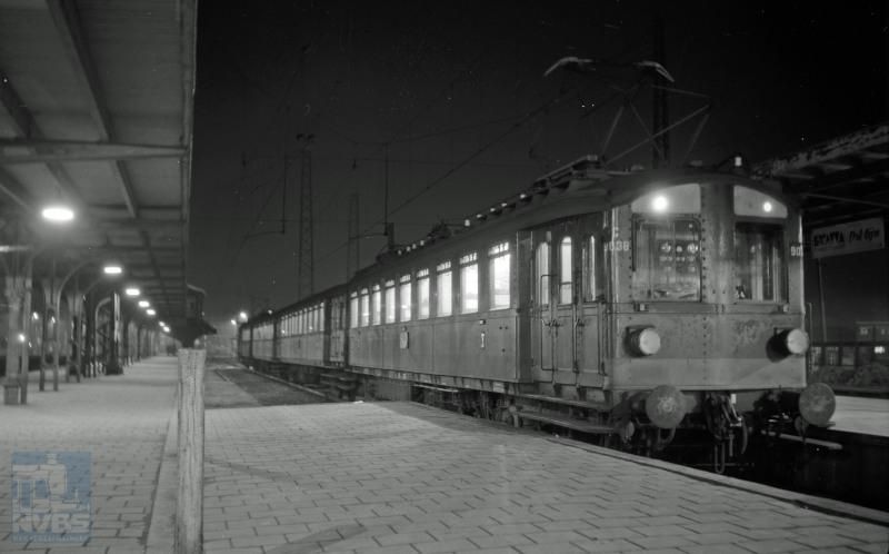 In de jaren 1920-1930 begon NS met een veel uitgebreider elektrificatie-programma. Voor deze elektrificatie werd het z.g. blokkendoos-materieel aangeschaft