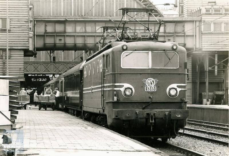 Trein D284 wordt geladen op Amsterdam CS voor vertrek naar Parijs. D-treinen waren internationale treinen; de D komt van het Duitse woord Durchgangszug.De loc is van de serie 1300; evenals de series 1100 en 1200 was deze alleen geschikt voor de Nederlandse bovenleiding-spanning, 1500 V gelijkspanning. In dit geval was loc-wisselen in het grensstation dus wel noodzakelijk.De serie 1300 is bij Alstom in Frankrijk gebouwd tussen 1952 en 1956.De foto is gemaakt op 5 juni 1972.