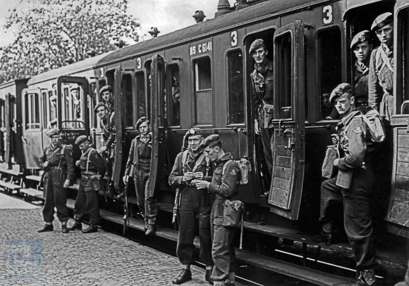 Ten tijde van de koude oorlog (1948-1989) was er nog dienstplicht. Elk weekeinde gingen grote aantallen dienstplichtige militairen met de trein naar en van huis. Voor deze treinen werd meestal het oudste materieel gebruikt, in dit geval een vroeger SS sneltreinrijtuig, gebouwd door Werkspoor in 1915.In de begintijd van de spoorwegen had men 1e, 2e en 3e klasse, maar in de tijd dat deze foto gemaakt is,bestond de 1e klasse in feite niet meer. Vandaar dat men later de 2e klasse de 1e is gaan noemen en de 3e 2e. De foto moet daarom tussen 1950 en 1956 gemaakt zijn.