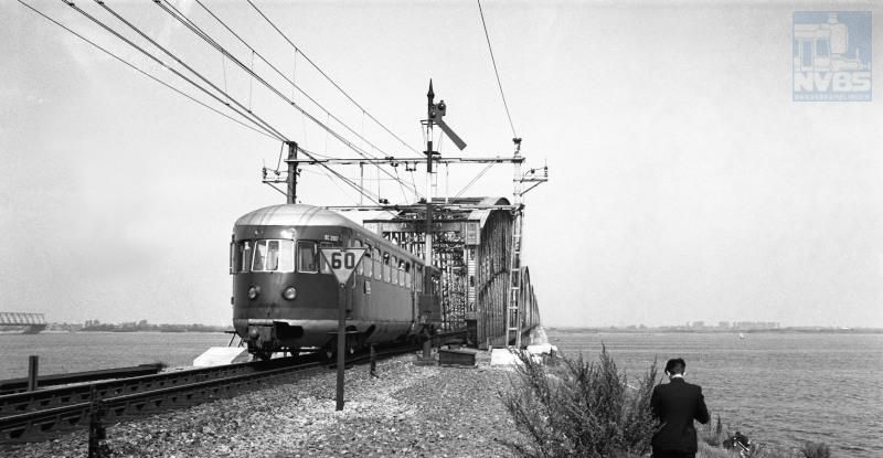 De langste spoorbrug van Nederland is de Moerdijkbrug.Aanvankelijk was de brug enkelsporig, in de vijftiger jaren van de 20e eeuw is de brug dubbelsporig gemaakt. Op de brug is een dieseltrein type omBC te zien.Voor de brug staat een elektrisch aangedreven armsein (bediening met trekdraden was vanwege de grote afstand tot het seinhuis niet mogelijk). Het driehoekige bord geeft aan dat op de brug een snelheids­beperking tot 60 km/u geldt.