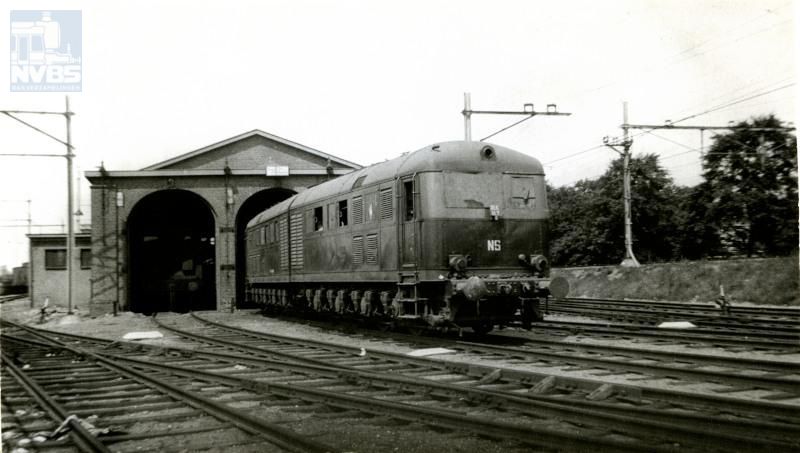 Deze gelede dieselelektrische loc werd in 1942 door Krupp gebouwd voorde Deutsche Wehrmacht, als onderdeel van een beoogde serieD311.01-D311.06, bedoeld om te dienen als energiebronnen voor 3 stuks monstergeschut "Schwere Gustav".