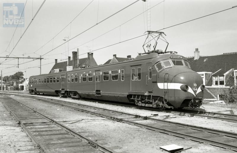 Elektrisch treinstel NS ELD2 354 (Mat ′54 of plan M, ook wel bekend als ′hondekop′) met een gele proefsnor te Utrecht. Dit stel is gebouwd bij Allan in Rotterdam.