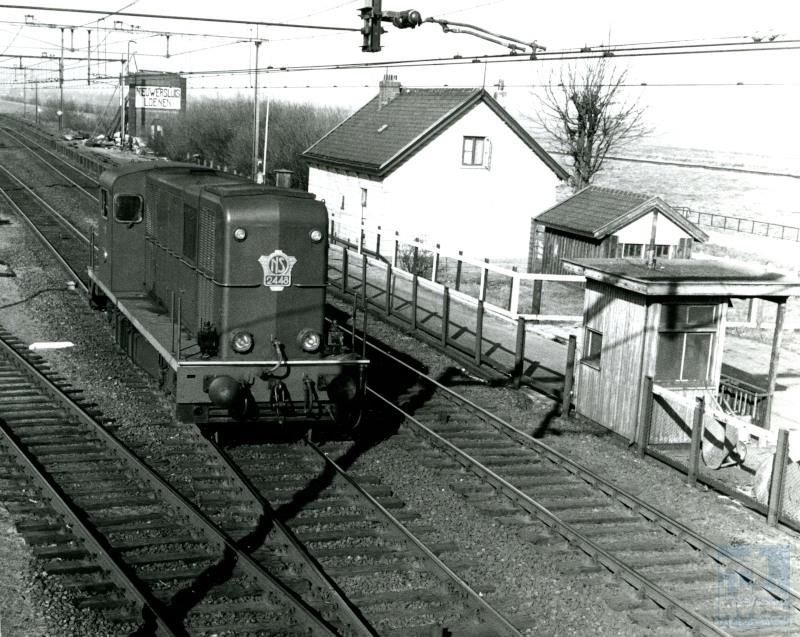 Een losse loc nabij Nieuwersluis.Nieuwersluis was een station aan de lijn van Utrecht naar Amsterdam; nu stoppen er zelfs geen stoptreinen meer, maar ooit was het van enig belang omdat hier een aansluiting bestond op de Haarlemmermeerlijnen. Men kon er overstappen op een trein naar Uithoorn en Aalsmeer. Zoals op een van de gebouwen te lezen is, heettehet station enige tijd Nieuwersluis-Loenen. Foto: J.G.C. van de Meene