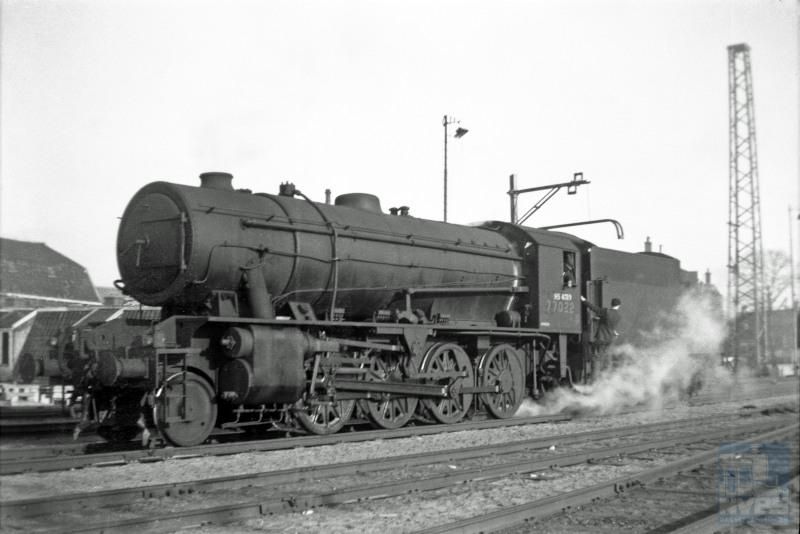 Austerity stoomlocomotief NS 4319, afkomstig van het Engelse War Department (WD 77022), nog zonder verlengde schoorsteen te Utrecht CS. De NS huurde en kocht na de oorlog een groot aantal van deze machines om het gemis aan eigen bruikbare machines te compenseren en bracht deze onder in de serie NS 4301-4537. Enkele locs hebben dienst gedaan tot het einde van de stoomtractie in Nederland in 1957.De foto is uit 1945 of iets later: de loc is nog geheel in oorspronkelijke uitvoering en de bovenleiding is nog niet hersteld, zie de "kale" masten.