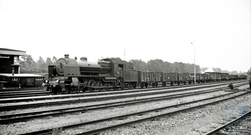 Gezicht uit het jaar 1938 op het emplacement van het station Nuth met een NS kolentrein met een locomotief uit de serie 6300.