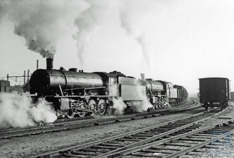 Twee Austerity-locomotieven (serie 4301-4537), nu voorzien van verlengde schoorsteen, met een kolentrein nabij Sittard.