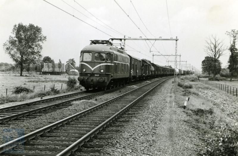 Loc 1007 is onderweg met een goederentrein in de omgeving van Hengelo.De trein bestaat uit verschillende typen goederenwagens, zoals de huidige unit-cargotreinen.Foto: R. Ankersmit.