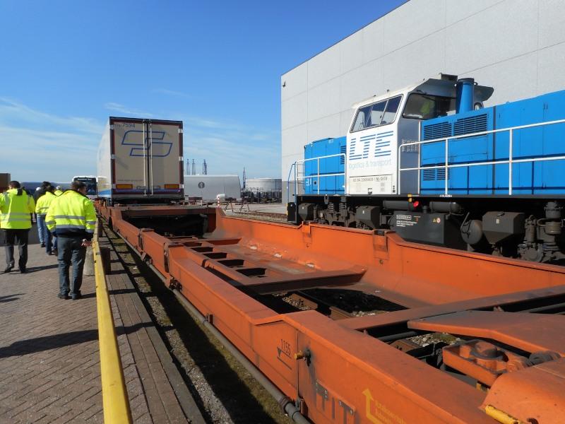Een goederenwagen waarmee opleggers kunnen worden vervoerd. Door het verdiepte gedeelte blijft dit vervoer binnen het profiel van vrije ruimte.