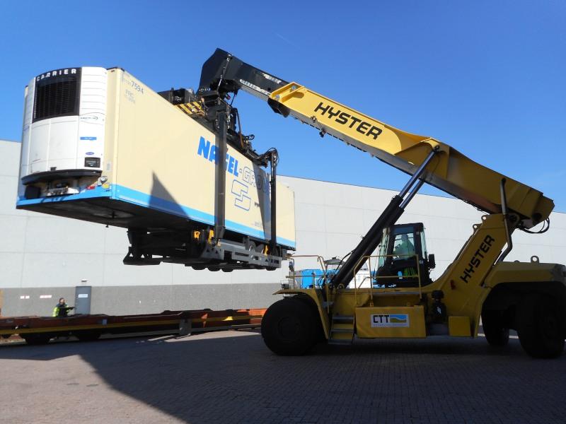 Het platform bestaat uit twee delen, waarvan het ene op de bestrating achterblijft en het andere een verplaatsbaar plateau is dat bestaat uit een plaat met hijsogen eraan bevestigd.De lepels worden vastgehaakt aan de hijsogen; het plateau gaat met de oplegger aan boord van de trein en zal in het aankomst-station weer dienen om de oplegger van de trein af te krijgen.