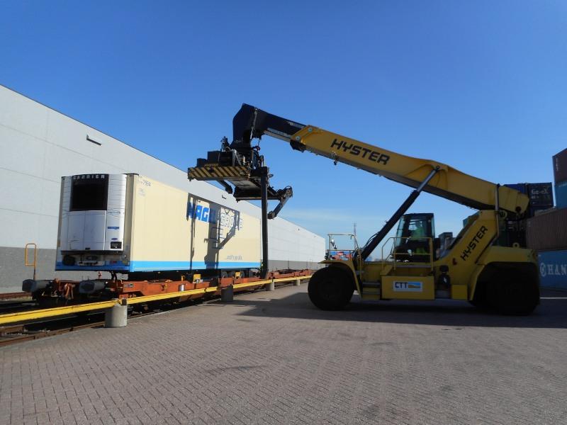 De oplegger staat op de trein; de lepels worden weer ingeklapt.
