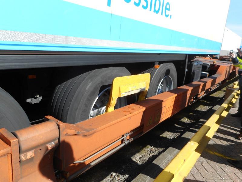 Hier ziet u één van de hijsogen waarmee de oplegger op zijn plaats is gebracht.