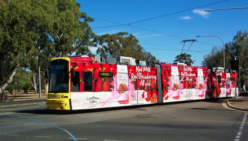 In 2009 was er een lange hittegolf en al snel bleek dat de airconditioning onvoldoende functioneerde. Als doekje voor het bloeden werden dakdelen van de carrosorie verwijderd om luchtaanzuiging te vergemakkelijken. Uiteindelijk zijn aanvullende airconditioning-apparaten op het dak geplaatst en deze voldoen goed. De 104 heeft wel koele totaal reclame maar binnen was het wel een sauna.