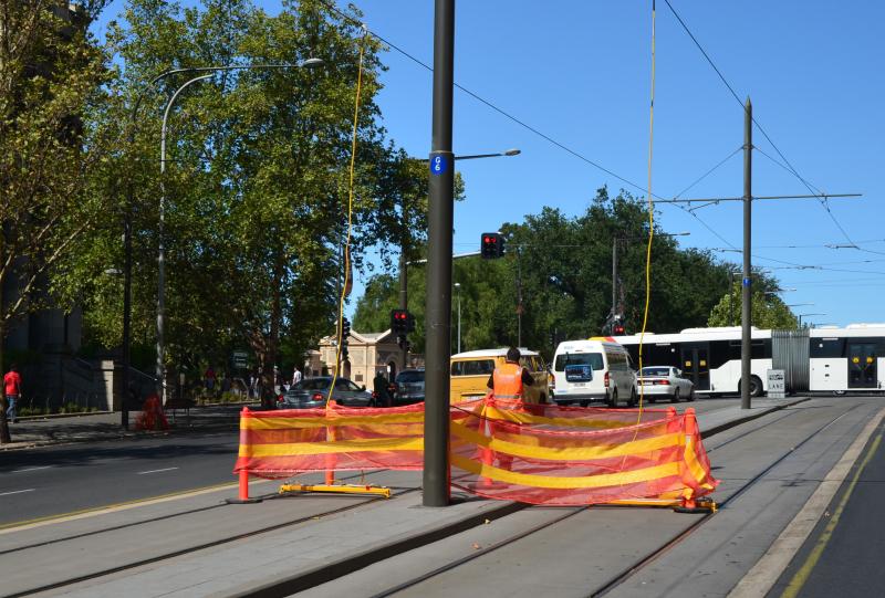 Gedurende inkortingen bouwt exploitant van ′Metro Adelaide′ een zg tramval. Zou een wagen toch verder door de reeds duidelijke afgezette tijdelijke keerpunten rijden dan staat er zo′n 50 meter verder dit opstakel. Een op hol geslagen trambestuurder zal hier definitief tot stilstand komen. Een metalen constructie op de rails zal onder de tram blijven steken en dan de bovenleiding naar beneden trekken.Voor ale zekerheid staat er ook nog bewaker bij deze val.
