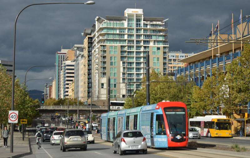 Citadis 203 op het North Terrace, de fraaiste ′avenue′ van Adelaide. Kantoorpanden, hotels, Casino, hoofdstation, universiteiten en een toekomstig ziekenhuis worden hier bediend.