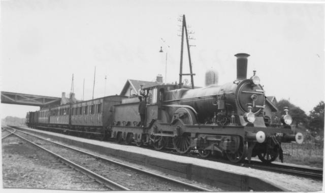 In 1919 neemt de SS de exploitatie over. Kruispunt Beugen: Loc 1772 met trein 3683 richting Gennep. Op de achtergrond is het viaduct van de Maaslijn zichtbaar.Foto: foto 570.900D Periode: 6 augustus 1938