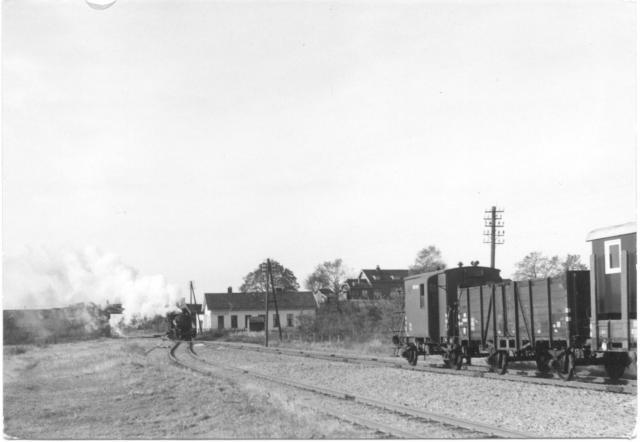 n 1954 wordt de NBDS-lijn tussen Volkel en Mill gesloten; het oostelijke deel wordt dan via de verbindingsbaan bij Beugen bediend. Voor Mill moet de loc kopmaken.Deze foto stamt uit het eind van het stoomtijdperk: goederentrein 5518 Beugen - Mill met loc 4533 (depot Nijmegen). Op de achtergrond rechts SS-station Beugen Hoog.Foto: foto 688.227 D Periode: 1 november 1956