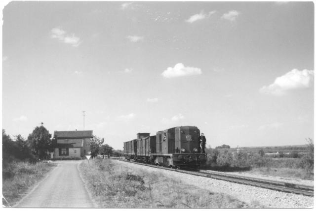 Dieselloc 2465 met een korte goederentrein van Nijmegen naar Gennep - bij wachtpost 27 met wagens 157212+157087; km 0.7 (verbindingsbaan) links ligt de hoofdspoorlijn Nijmegen - Venlo.Foto: foto 688.682 AC) Periode: 4 september 1959