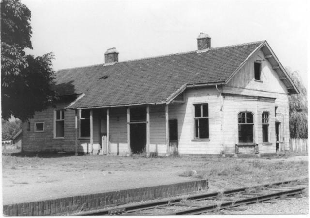 De lijn naar Gennep wordt in 1971 opgeheven, die naar Mill een jaar later. Het station heeft al eerder afgedaan.Voormalig station Kruispunt Beugen laag.Foto: foto 5174.884 AE Periode: 29 juli 1970
