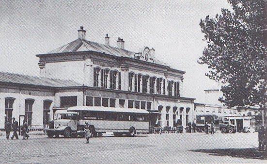 Station Zutphen was al een half jaar in dienst toen het baanvak Zutphen - Hengelo op 1 november 1865 geopend werd. Evenals de andere Waterstaatstations werd het ontworpen door K.H. van Brederode. Het bestond uit een hoog hoofdgebouw en aan weerszijden lage bijgebouwen. In 1875 werd het uitgebreid met twee hoge eindgebouwen en een vestibule voor het hoofdgebouw.Door een bombardement op de IJsselbrug in de Tweede Wereldoorlog werd het ernstig beschadigd. Foto: station Zutphen omstreeks 1947. Met een opleggerbus verzorgde NS treinvervangende busdiensten. (Op de Rails 2006-10)