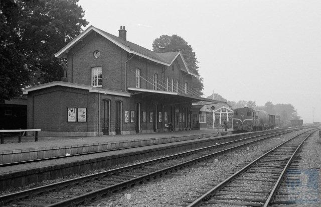 Station Lochem is van het Waterstaattype klasse 4. In 1865 bestond het uit een hoog middengebouw met twee dito zijvleugels. Het werd asymmetrisch door verdubbeling van de rechter vleugel in 1879. De lage vleugels aan weerszijden stammen uit 1902. Het station is sindsdien ongewijzigd; het heeft nu een horecabestemming.Foto: Afbeelding van het stationsgebouw van Lochem, met daarvoor de sporen 1, 2 en 3 en de perrons bij km 16,939. Op spoor 1 staat NS buurtgoederentrein 5259 (Zutphen - Markelo) met locomotief 2313. Blikrichting west, richting Zutphen. 23 september 1961. (Foto: R. Ankersmit)