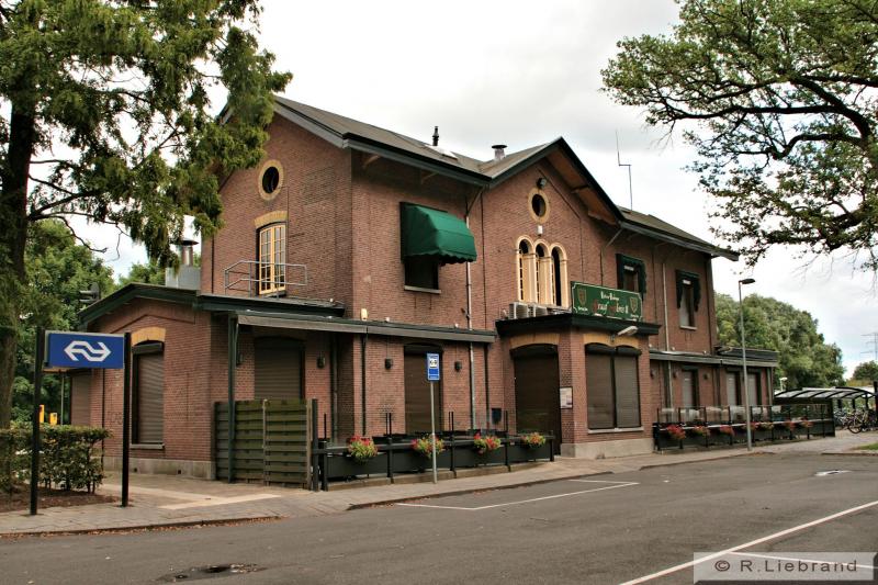 Het stationsgebouw is nog geheel intact en goed onderhouden. Het oogt wat somber door de bruine rolluiken. Goed te zien zijn de drie boogramen op de eerste verdieping. Hierdoor wordt de Waterstaatstijl ook wel Rondboogstijl genoemd. 6 augustus 2012.