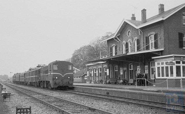 Station Goor is een 4e klasse Waterstaatstation. Een hoofdgebouw met puntgevel en twee identieke zijvleugels. Op de begane grond bevonden zich een hal, kantoor en twee wachtkamers, op de bovenetage was het gezin van de stationschef gehuisvest. Over de hele breedte van het gebouw hing een kap over het eerste perron. Aan de rechterzijde werd in 1904 een lage vleugel aangebouwd. Foto: Afbeelding van meettrein 23143 (Zutphen - Hengelo), bestaande uit locomotief NS 2227, motorpost mP 9233, bovenbouwmeetwagen SNCF S-smyfi 437, personenrijtuig A 5501 en motorpost mP 9202, bij aankomst op spoor 2 in Goor (km 30,1). Rechts staat een uitbouw ten behoeve van de treindienstleider (post T). Seinen e.d. zijn nog handbediend. 26 oktober 1962. (Foto: R. Ankersmit)
