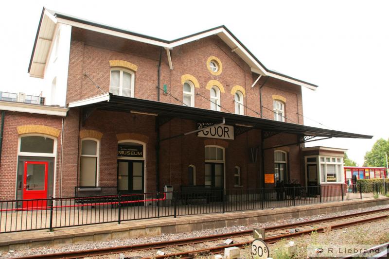 Zo ook de spoorzijde, waar op het perron nog een handelinrichting bewaard gebleven is. Zelfs de uitbouw van de voormalige post T staat er nog.6 augustus 2012