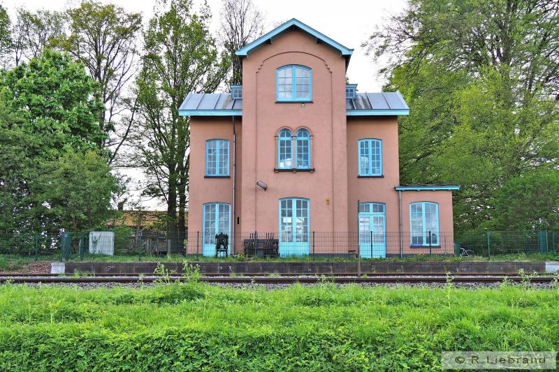 Zoals het na de verbouwing in 1914 er uit zag, zo staat station Laren-Almen er nog steeds, met dat verschil dat het houtwerk en het oorspronkelijk witte pleisterwerk een kleurtje heeft gekregen. Het is bewoond. De oude bedieningsapparatuur voor seinen, wissels en overwegen is bewaard gebleven. 7 mei 2015