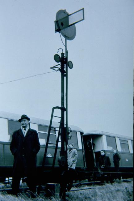 Ondanks dat het RTM-net vrijwel geheel enkelsporig was, kende het nauwelijks seinpalen. Er stond er echter wel één voor de brug over het Kanaal door Voorne, en wel aan de westkant. Komend van die kant was het moeilijk te zien of (er een tegenligger op de brug in aantocht was) de brug geopend was; het sein werd ook bediend door de brugwachter.Foto: F.J. Hoevenagel, 25 oktober 1964.
