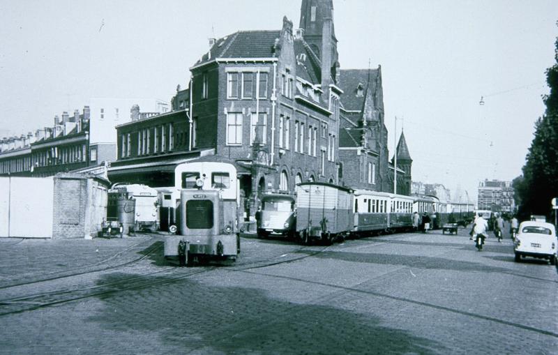 Beginpunt van de reis was het RTM-station aan de Rosestraat te Rotterdam. Het gebouw staat er nog, nu witgepleisterd.Aan beide kanten van het gebouw stonden trams opgesteld. Vooraan is een rangeerlocje bezig om materieel van of naar het op korte afstand gelegen Handelsterrein te brengen. De RTM had twee van deze locjes, waarvan er één nog in het RTM-museum te Ouddorp verblijft.De foto is gemaakt door Hans Oerlemans op 8 augustus 1958.
