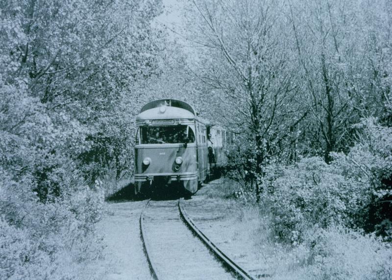 Vanaf het station liep er één spoor door in de richting van het strand. Dit spoor liep door het dorp en dan door de duinen. Hier zien we een tram tussen het groen in de duinen rijden.Foto: Archief RTM Ouddorp, 1 juni 1958.