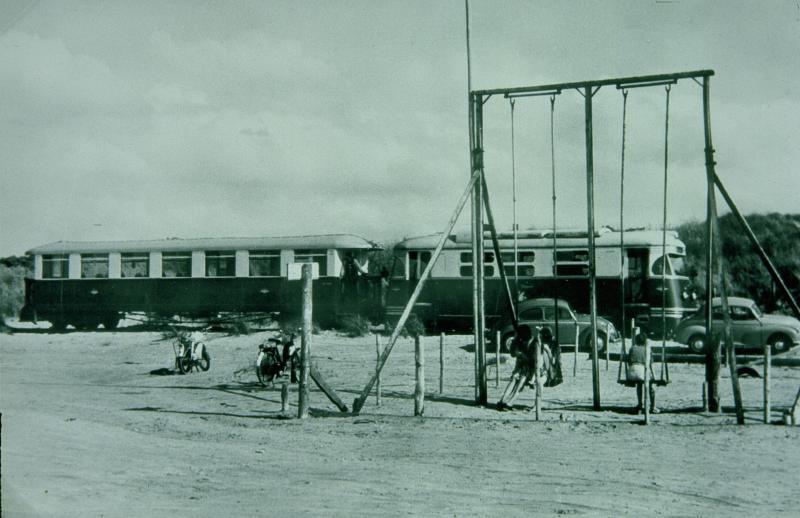 Een tram bestaande uit locomotief M1806 en rijtuig 1516 is aangekomen op het strand van Oostvoorne.Prentbriefkaart uit juli 1963.