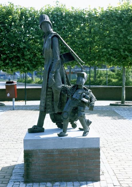 In het dorp Oostvoorne vinden we nog een grappig beeld van een moeder met kind die na een dag strand naar huis gaan. Dit bronzen beeld is gemaakt door Elly Baltus.Foto: F. Stuurman.