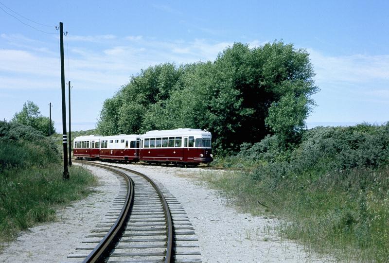 Gelukkig is veel van het materieel van de RTM bewaard gebleven. Het is nu te zien in het museum in Ouddorp, waar het in uitstekende conditie wordt gehouden. We zien hier wederom het ′Sperwer′-stel; dit is het laatste tram-materieel dat bij de RTM in dienst gekomen is. Het bestond uit twee tweedehands elektrische trams, afkomstig van een opgeheven lijn van de Deutsche Bundesbahn, waartussen de RTM-werkplaats een bijpassende generator-wagen heeft gebouwd. Hier blijkt weer tot wat voor prestaties de werkplaats in staat was.Foto: F. Stuurman, 8 juli 2006.