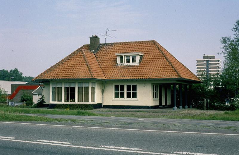 Op diverse plaatsen zijn nog overblijfselen van het trambedrijf te vinden. Hier het voormalige station Hoogvliet, dat na de sluiting van het trambedrijf nog jaren bewoond is door een werknemer van de RTM. Nu is het horeca-gelegenheid.In de laatste jaren van de RTM-tram werd in Hoogvliet druk gebouwd aan de satelliet-stad die nu bediend wordt door de metro van de RET. Foto: F. Stuurman, 14 mei 1994.